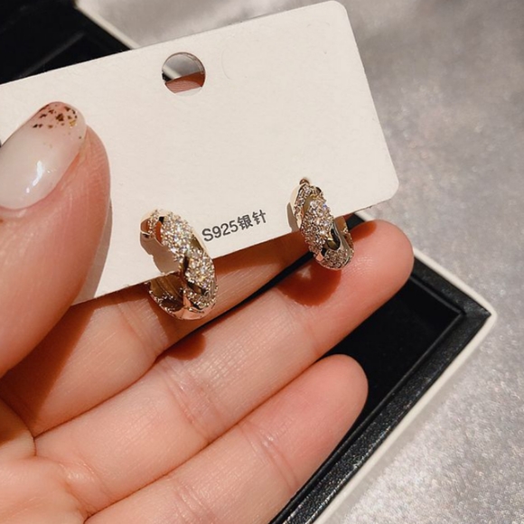 NEW YELLOW GOLD PLATED DIAMOND AZTEC HUGGIE HOOPS - Picture 5 of 6